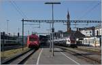 Fernverkehr in Konstanz: die DB 101 451-1 wartet mit ihrem IC 2006 auf Gleis 3 auf die Abfahrt, während auf Gleis 1 der SBB RABe 511 von Zürich eingetroffen ist und als IR 2114 in Kürze