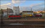 Unter dem Hohentwiel setzt sich Re 4/4 II 11114 vor IC 187 nach Z�rich.