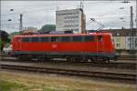 Die 56 Jahre alte 115 114-4 rangiert in Singen um sich vor den IC Zürich-Stuttgart zu setzen.