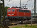 Die 56 Jahre alte 115 114-4 rangiert in Singen um sich vor den IC Zürich-Stuttgart zu setzen.