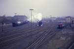 Am Bahnhof von Singen (Hohentwil): Dampflok 50 3024 und Diesellok 211 347.
