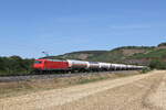 145 093 mit Druckgaskesselwagen aus Gem�nden kommend am 8. August 2022 bei Himmelstadt.