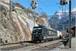 Die RTS  Re  185 596-1 bei der Durchfahrt in Lalden.