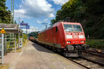 Die Schweiz taugliche 185 115-3 (91 80 6185 115-3 D-DB) der DB Cargo Deutschland AG fährt am 21 August 2025 mit einem gemischten Güterzug durch Scheuerfeld/Sieg in Richtung Köln.