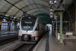 Der vierteilige Stadler KISS - IC2 4109 der Baureihe 4110 (ex Westbahn) der DB Fernverkehr AG am 08.12.2022 beim Halt im Hauptbahnhof Dresden auf Gleis 3 in der Südhalle. Er fährt als IC 2270 die Verbindung Chemnitz Hbf - Dresden Hbf - Berlin Hbf (tief) - Rostock Hbf – Warnemünde.

Diese vierteilige Stadler KISS - Garnitur IC 4109 besteht aus den Wagen 93 85 4110 109-4 CH-DB / 93 85 4110 409-8 CH-DB / 93 85 4110 509-5 CH-DB / 93 85 4110 609-3 CH-DB. Der Triebzug wurde 2016 von der Stadler Rail AG unter den Fabriknummern 4333 102, 202, 302 und 602 gebaut und an die österreichische WESTbahn geliefert. Seit Dezember 2019 sind, 9 dieser KISS. bei der DB Fernverkehr AG. Nach Anpassungen erfolgte die Betriebsaufnahme im März 2020. Diese Triebzüge sind in der Schweiz eingestellt/registriert und haben die Zulassungen für die Schweiz, Österreich und Deutschland. Eigentlich wollte die DB die Züge um ein Wagenteil verlängern, da dies aber eine komplette neue Zulassung durch das EBA erfordert hätte, hat man davon Abstand genommen.
