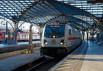 Die 147 592 (91 80 6147 592-0 D-DB – IC 4877) der DB Fernverkehr AG fährt am Morgen des 01 Juli 2025, mit dem IC 2040 (Münster Hbf – Köln Hbf – Koblenz Hbf - Stuttgart Hbf), in den Hauptbahnhof Köln ein. 

Die TRAXX P160 AC3 wurde 2021 von Bombardier in Kassel gebaut und an die DB Fernverkehr AG geliefert. Sie hat die Zulassungen für Deutschland und die Schweiz.

