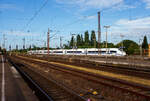 Der blaugestreifte ICE 3neo – Velaro MS, Tz 8029 „Europa/Europe“ (93 80 5408 029-7 D-DB etc.) der DB Fernverkehr AG, verl�sst am 24 Juni 2025, als ICE 121 von Amsterdam Centraal �ber K�ln Hbf nach Frankfurt (Main) Hbf nach, den Hauptbahnhof Oberhausen. 

Der ICE 3neo Tz 8029 wurde 2024 von SIEMENS gebaut, er hat die Zulassungen f�r Deutschland, Belgien und die Niederlande. Der Zug wurde am 23 September 2024 in Belgiens Hauptstadt Br�ssel, das ja auch Hauptsitz der Europ�ischen Union ist, auf den Namen „Europa/Europe“ getauft. Gleichdrauf am selben Tag folgte der erster Fahrgasteinsatz als Sonderzug ICE 13411 Br�ssel–Berlin, zur InnoTrans 2024.

Der ICE 3neo ist das neue Flaggschiff der DB Zugflotte, von diesen hat die DB Fernverkehr AG 90 achtteilige Einheiten bestellt (z.Z. sind 38 geliefert). Die Z�ge erg�nzen seit Dezember 2022 die 300-km/h-Flotte und l�sten ab Juni 2024 die Z�ge der Baureihe 406 auf den „ICE International“-Linien nach Belgien und in die Niederlande ab. 

Die ICE 3neo– Velaro MS basieren auf der bew�hrten Velaro-Plattform und sind eine Weiterentwicklung der Baureihe 407. Die neuen, f�r 320 km ausgelegten Z�ge werden als ICE 3neo vermarktet. Die ICE der Baureihe 408 sollen komfortabler werden, acht Fahrradstellpl�tze pro Garnitur aufweisen, 16 Pl�tze f�r Familien sowie 5 Pl�tze f�r Kleinkinder bieten. Ein Novum sind frequenzdurchl�ssige Scheiben f�r einen stabilen Mobilfunkempfang.

Die besonderen Merkmale und Neuerungen des ICE 3neo:
Besonders die Fahrg�ste werden von den Neuerungen und dem Komfort profitieren. Das bereits im ICE 4 bew�hrte Beleuchtungssystem mit wechselnden Farbt�nen wird auch im ICE 3neo installiert. Neu gestaltete Gep�ckregale bieten mehr Stauraum als in gegenw�rtigen ICE-Z�gen. Rollstuhlfahrer werden den neuen Hublift f�r einen leichteren Zustieg zu sch�tzen wissen. Radfahrer wird es freuen, dass in jedem ICE 3neo acht Fahrradstellpl�tze zur Verf�gung stehen. F�r ein z�giges Aus- und Einsteigen sorgen zus�tzliche T�ren. In beiden Wagenklassen befinden sich Tablet-Halter und Steckdosen an allen Sitzpl�tzen. Mobilfunkdurchl�ssige Scheiben erm�glichen einen stabileren Empfang von Sprache und Daten. Eine konsequente Modulbauweise erm�glicht einen schnellen und einfachen Austausch defekter Bauteile im ICE 3neo. Das schlie�t auch die Kaffee- und Sp�lmaschinen im Bordbistro ein. Seit dem 17. Zug sind die ICE 3neo mit dem neuen ICE-Innendesign ausgestattet: Die komplett neu entwickelten Sitze sind als pers�nlicher R�ckzugsort konzipiert, bieten bessere Verstellm�glichkeiten und somit noch mehr Komfort. Eine harmonische Formgebung, moderne Materialien wie Holzdekor und Bez�ge aus hochwertigem Stoffgewebe bestimmen das neue Erscheinungsbild. F�r die Sitzbez�ge werden warme Graut�ne in der 1. Klasse, Blaut�ne in der 2. Klasse und Burgundy-Rot im Bordrestaurant verwendet. 

Allgemein:
Alle Z�ge bestehen aus acht Wagen und werden gegen�ber den bau�hnlichen Z�gen der Baureihe 407 mit zwei Au�ent�ren je Seite (408.6 und 408.8) mehr, sowie einer exklusiv f�r Rollstuhlfahrer vorgesehenen T�r (408.3) ausgestattet. Weitere �nderungen gegen�ber der Baureihe 407 sind unter anderem:
•	8 Fahrradstellpl�tze im Endwagen 2. Klasse
•	ge�nderte Hublifte
•	Farbige Akzentbeleuchtung
•	mehr Gep�ckregale
•	Mobilfunktransparente Scheiben
•	WC mit neuem Design und ber�hrungslosen Desinfektions- und Seifenspendern
•	ETCS-Fahrzeugger�t Siemens Trainguard 200 statt Hitachi Rail STS
•	optimierte Galley

Aufbau der Triebz�ge:
Wagennummer (Gattung) | Beschreibung           |    Sitzpl�tze
29/39 (Apmzf 408.0) 	       Endwagen 1. Klasse 	45 (1. Klasse)
28/38 (Apmz 408.1)            Mittelwagen 1. Klasse 	54 (1. Klasse)
26/36 (BRmz 408.2) 	       Bordrestaurant 	23 (2. Klasse) / 16 Restaurant
25/35 (Bpmbsz 408.3)        2. Kl.- und Servicewagen 38 (2. Klasse) / 2 Rollstuhlpl�tze
24/34 (Bpmz 408.8) 	       Mittelwagen 2. Klasse 	 76 (2. Klasse)
23/33 (Bpmz 408.7) 	       Mittelwagen 2. Klasse 	 76 (2. Klasse)
22/32 (Bpmz 408.6) 	       Mittelwagen 2. Klasse 	 76 (2. Klasse)
21/31 (Bpmdzf 408.5) 	       2. Kl. End- und Fahrradwagen 51 (2. Klasse) / 8 Fahrradpl�tze

TECHNISCHE DATEN 3neo (Baureihe 408):
Hersteller:	Siemens Mobility
Baujahre: 	ab 2021
Baureihe: 408
Zulassungen f�r: Deutschland, Belgien und die Niederlande
Spurweite:	1.435 mm (Normalspur)
Achsfolge: 	Bo’Bo’+2’2’+Bo’Bo’+2’2’+2’2’+Bo’Bo’+2’2’+Bo’Bo’
Anzahl der Achsen / davon angetrieben: 32 / 16
L�nge �ber Kupplung: 200.720 mm (200,72 m)
L�nge Wagenkasten:  EW 25,7 m / MW 24,2 m
H�he (�ber SOK): 4.343 mm 
Breite: 2.924 mm
Fu�bodenh�he: 1.240 mm (�ber SOK)
Drehzapfenabstand: 17.375 mm
Achsabstand im Drehgestell: 2.500 mm
Drehgestell-Typ: SF 500
Treib- und Laufraddurchmesser: 920 mm (neu) /830 mm (abgenutzt)
Leergewicht: 460 t
Dienstgewicht: 493 t
Dauerleistung: 16 x 500 kW = 8.000 kW bei AC / 4.200 kW bei DC
Anfahrzugkraft: 300 kN 
H�chstgeschwindigkeit: 320 km/h, 280 km/h in Belgien (Wechselspannung), 200 km/h (3 kV =), 160 km/h (1,5 kV =)
Stromsysteme: 15 kV, 16,7 Hz ~ / 25 kV, 50 Hz ~ / 1,5 kV = / 3 kV =
Stromabnehmer: 2 x AC 15 kV (16,7 Hz), 1.950 mm Wippenbreite / 2 x AC 25 kV (50 Hz), 1.600 mm Wippenbreite / 2 x DC 1,5 oder 3 kV, 1.950 mm Wippenbreite. Alle Pantographen und deren Pneumatik- und Steuerungsbaugruppen sind vollst�ndige Neuentwicklungen von Siemens Mobility.
Sitzpl�tze: 439, davon 99 (1. Klasse), 340 (2. Klasse), zudem 16 im Restaurant
Rollstuhlstellpl�tze: 2
Fahrradstellpl�tze: 8