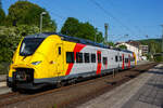 Das ist der neue Klimaschutz am Westerwald....
Einer der drei neuen zweiteiligen Hybridtriebz�ge (E/Akku) der BR 563 vom Typ SIEMENS Mireo Plus B der HLB (Hessische Landesbahn GmbH). Der HLB 563 802 / 563 902 (94 80 0563 802-8 D-HEB / 94 80 0563 902-6 D-HEB) f�hrt am 02 Mai 2025 auf Leerfahrt durch den Bahnhof Kirchen/Sieg in Richtung Betzdorf, hier hat er kurz Hp 0. Der Triebzug f�hrt hier sogar im Batteriemodus, denn es kein Stromabnehmer angehoben.  

Der zweiteilige SIEMENS Mireo Plus B wurden 2024/25 von SIEMENS in Krefeld gebaut und im April 2025 an die HLB ausgeliefert.

Auszug aus der Pressemitteilung der HLB:
Alternative Antriebe im Norden von Rheinland-Pfalz: Durchbruch beim Pilotprojekt mit Batteriez�gen im Westerwald / Zuschlag an Siemens Mobility f�r Mireo Plus B Fahrzeuge

Als Aufgabentr�ger f�r den Nahverkehr auf der Schiene im Norden von Rheinland-Pfalz setzt sich der SPNV-Nord gemeinsam mit seinen Projektpartnern von Bund, Land und Eisenbahnverkehrsunternehmen (EVU) f�r den Einsatz von alternativen Antrieben als Abkehr vom Dieselbetrieb ein.

Dabei konnte bereits im letzten Jahr f�r die Beschaffung der Fahrzeuge eine Unterst�tzung aus dem F�rderprogramm des Bundesministeriums f�r Digitales und Verkehr (BMDV) f�r alternative Antriebe gewonnen werden.

Als Besonderheit sollen im SPNV-Nord erstmalig die beiden Antriebstechnologien f�r die Dekarbonisierung des Schienenverkehrs, Wasserstoff und Batterieelektrik, nebeneinander im mehrj�hrigen Fahrgastbetrieb zum Einsatz kommen mit einer vollst�ndigen R�ckfallebene mit Dieselfahrzeugen.

Das betrifft auch den Pilotbetrieb mit drei batterie-elektrischen Fahrzeugen im Westerwald, der zum Fahrplanwechsel im Dezember 2025 geplant ist. Dieser sieht einen Fahrzeugeinsatz auf der RB 90 Limburg – Au – Siegen (Oberwesterwaldbahn und Siegstrecke) und auf der RB 29 Limburg – Siershahn (Unterwesterwaldbahn) durch die Hessische Landesbahn (HLB) vor. Bei diesem Pilotprojekt wurde j�ngst ein wichtiger Durchbruch erzielt:

Als Ergebnis der von der HLB daf�r durchgef�hrten Fahrzeugausschreibung hat Siemens Mobility jetzt den Zuschlag f�r drei zweiteilige Mireo Plus B Batteriez�ge erhalten. Das Fahrzeug mit seiner hohen Antriebsleistung ist f�r den anspruchsvollen Einsatz im Westerwald bestens geeignet. Der geplante Einsatz der drei Batteriez�ge auf den Linien RB 90 und RB 29 umfasst eine Jahresfahrleistung von fast 400.000 Zug-km und ersetzt drei Dieselfahrzeuge. Da die HLB emissionsfreien Bahnstrom bezieht, werden j�hrlich fast 1.150 Tonnen CO2 eingespart. Der Betrieb der Batteriefahrzeuge erfordert keine neue Infrastruktur, denn die Wendezeiten in Limburg von �ber 20 Minuten auf der RB 29 werden f�r die Aufladung der Fahrzeuge ausreichend sein. Bei den auf der RB 90 verkehrenden Batteriefahrzeugen erfolgt dies im elektrifizierten Abschnitt zwischen Au und Siegen. Die Oberwesterwaldbahn (Limburg – Au) ist mit der L�nge von rund 75 km und der zu �berwindende H�he von ca. 350 m derzeit in Deutschland die anspruchsvollste Strecke f�r den vorgesehenen Einsatz von Batteriez�gen.

Die Ausschreibung der Batteriefahrzeuge war so ausgestaltet, dass die Hersteller die M�glichkeit hatten, die Fahrzeuge in laufende Bestellungen zu integrieren, so dass eine schnelle Lieferzeit in Aussicht gestellt wurde.

Siemens Mobility baut f�r den Einsatz im Westerwald drei zweiteilige Mireo Plus B Batteriez�ge, die durch jeweils drei T�ren pro Seite einen schnellen Ein- und Ausstieg erm�glichen. Die Z�ge verf�gen f�r den Betrieb unter Oberleitung und zum Aufladen der Batterien �ber einen Stromabnehmer und verkehren auf den nicht-elektrifizierten Strecken im Batteriebetrieb. Die ger�umigen Fahrzeuge bieten den Fahrg�sten 126 Sitzpl�tze und 156 Stehpl�tze und sind mit einer speziellen Einstiegshilfe ausgestattet, die mobilit�tseingeschr�nkten Menschen das Bahnfahren erleichtert.

Die neuen Batteriez�ge werden auf der Oberwesterwaldbahn Limburg – Altenkirchen - Au - Siegen, und auf der Unterwesterwaldbahn zwischen Limburg – Montabaur – Siershahn unterwegs sein. Die Strecke der OWB betr�gt ca. 115 km, davon sind ca. 75 km ohne Fahrdraht. Es ist vorgesehen die Z�ge in Limburg und auf dem Teilabschnitt Au – Siegen nachzuladen. Auf der UWB betr�gt die nicht elektrifizierte Strecke ca. 35 km. Damit ist ein Zugbetrieb hin und zur�ck ohne Nachladen m�glich. Insgesamt werden die Z�ge �ber 50 Bahnh�fe anfahren.

Technik und Fahrzeugaufbau:
Die Triebz�ge werden nur mit elektrischem Antrieb angeboten. Die Fahrzeugplattform ist mit Jakobs-Drehgestellen und Einzeldrehgestellen, �hnlich wie bei den ICE 4 mit innengelagerten Rads�tzen lieferbar. Die Wagenk�sten werden in Aluminium-Integralbauweise hergestellt. Bei diesem zweiteiligen Triebzug ruht je ein Wagenkasten auf einen Triebdrehgestell SF 7500 als Enddrehgestell, sowie auf der H�lfte des mittigen Jakobs-Laufdrehgestell SF 7500. 

Die Triebz�ge werden im Siemens-Werk Krefeld gefertigt. Im M�rz 2020 erhielt Siemens Mobility den ersten Auftrag f�r eine zweiteilige Variante des Mireo Plus B die ihren Fahrstrom sowohl aus einer Batterie als auch aus der Fahrleitung erh�lt. Die Batterie kann im Stand und w�hrend der Fahrt aus der Fahrleitung geladen werden. Die Reichweite eines Mireo Plus B im Batteriebetrieb wird mit 80 bis 120 Kilometern angegeben.

Zum Einsatz kommen Lithiumtitanat-Akkumulatoren (LTO) von Toshiba, die unter den Wagenb�den verbaut sind. Diese haben eine hohe Zyklenfestigkeit auch bei hohen Ladestr�men, wie sie beim Bremsen und Anfahren auftreten – bei einer Laderate von 10C garantiert der Hersteller seit 2019 mindestens 15.000 Ladezyklen und seit 2022 mindestens 40.000 Ladezyklen.

Unterwesterwaldbahn/Oberwesterwaldbahn:
Am 7. Februar 2023 gab Siemens Mobility bekannt, dass die Hessische Landesbahn (HLB) f�r den Einsatz auf den Regionalbahn Linien RB 29 (Limburg (Lahn)–Montabaur–Siershahn) und RB 90 (Limburg/Lahn–Au/Sieg– Siegen) auf der Unterwesterwaldbahn bzw. Oberwesterwaldbahn drei Mireo Plus B bestellt habe. Der Einsatz ist ab Sommer 2025 geplant und soll im Rahmen eines Pilotbetriebes die Eignung von Triebz�gen mit alternativen Antrieben auf den topografisch anspruchsvollen Strecken demonstrieren. Der Betrieb soll nach Angaben der HLB j�hrlich fast 1.150 Tonnen Kohlenstoffdioxid einsparen.

TECHNISCHE DATEN:
Spurweite: 1.435 mm (Normalspur)
Achsfolge: Bo’-2’-Bo’
Fahrzeugl�nge �ber Kupplung: 46.560 mm
Drehzapfenanstand: 2 x 17.930 mm
Achsabstand im Triebdrehgestell (Enddrehgestell): 2.300 mm
Achsabstand im Jakobs-Laufdrehgestell: 2.600 mm
Drehgestellplattform: SF 7500 mit innengelagerten Rads�tzen
Raddurchmesser: 880 mm (neu) / 810 mm (abgenutzt)
Anzahl der T�ren je Seite: 3
Eigengewicht: 91 t
Installierte Leistung: 1.700 kW
Leistungs�bertragung: elektrisch
Motoren: 2 Drehstrom-Asynchronmotoren
H�chstgeschwindigkeit: 140 km/h 
Kupplung: Mittelpufferkupplung Schaku Typ 10
Sitzpl�tze: 126
Bremse: FT C-el-pn-R-A-E-Mg (D)
kleinster befahrbarer Gleisbogen: R 150 m (Normal) / R 100 m (Werkstatt)
Zulassungen: Deutschland (D)

Ein kleiner Nachteil gegen�ber den LINT-Dieseltriebz�gen ist mir aufgefallen, die Gesamt-Fensterfl�che ist geringer. Ich bin aber sehr gespannt auf den Betriebseinsatz und wie es l�uft.