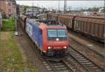 Nach der Überholung durch einen ICE nach Basel nimmt Re 482 026-2 mit ihrem Güterzug wieder Fahrt auf.