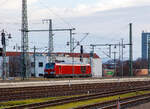 Diese Lokomotivbaureihe wird man bald auf deutschen Gleisen wohl öfters sehen können. Denn die DB Cargo erneuert seine Rangier- und Strecken-Lokflotte und beschafft neue Zweikraftlokomotiven der BR 248, als Ersatz für die älteren Diesellokomotiven der Reihe 294 (V 90). Es wurde Rahmenvertrag mit dem Hersteller Siemens Mobility über bis zu 400 Fahrzeuge, die einem Investitionsvolumen von deutlich über einer Milliarde Euro entsprechen, angeschlossen. Geliefert werden Lokomotiven vom Typ Vectron Dual Mode mit spezifischen Anpassungen für das von DB Cargo geplante Einsatzspektrum. Zunächst bestellt die DB Cargo 100 Loks der Baureihe 248. Die Auslieferung startet ab 2023. Die DB Loks sind aber stark modifiziert, so soll bei ihnen die Achslast maximal 21 t betragen (statt 22,5 t). Sie erhalten in den Führerständen einen zusätzlichen Seitenfahrschalter und einem Mikrofon statt des gewohnten Seitenfensters versehen. 

Hier fährt am 08.12.2022, die sehr neue (Baujahr 2022) Siemens Vectron Dual Mode 248 999-5 (90 80 2248 999-5 D-SIEAG) der Siemens Mobility GmbH (evtl. Vorführmaschine) durch den Hauptbahnhof Dresden in westlicher Richtung.

Die Vectron DM wurden 2022 von Siemens Mobility GmbH in München-Allach unter der Fabriknummer 23166 gebaut.

Der Vectron Dual Mode vereint die Vorteile einer vollwertigen Diesellokomotive mit denen von elektrischen Lokomotiven. Dank des leistungsstarken Dieselantriebs sowie der Ausstattung für die Nutzung der Fahrleitung kann man jederzeit flexibel auf die Traktionsanforderungen reagieren. So bleibt man immer in Bewegung, egal ob mit oder ohne Fahrdraht. Wo ein Fahrdraht ist, sollte man ihn nutzen. Denn der Betrieb unter Oberleitung ist im Vergleich zum Dieselbetrieb deutlich kosteneffizienter und umweltfreundlicher. Doch weil es in Deutschland noch lange Zeit Strecken geben wird, die nicht vollständig elektrifiziert sind, fahren viele Diesellokomotiven unter Fahrdraht weiter. Das ist aber ökonomisch und ökologisch wenig sinnvoll. Dies ist hier ein Beispiel einer echten Alternative. 

Mit der Vectron Dual Mode ist es möglich Güterzüge aus dem Umland umweltschonend in die Zentren der Ballungsräume zu befördern. Nur so einfach, wie in der Siemens Werbung ist es auch nicht, denn die Lok vier Achsen (Bo’Bo’) und wiegt 90 t, so ergibt sich eine Achslast  von 22,5 t. Nicht elektrifizierte Nebenstrecken haben nicht gerade alle von min. D2 (22,5 t), und können so auch nicht befahren werden. Auch die Leistung der DM im Vergleich zu heutigen Hochleistungselektrolokomotiven ist mit 2.400 kW erheblich geringer. Mit den Dieselstreckenloks kann sie aber mit 2.000 kW sehr gut mithalten, zudem liegt die Anfahrzugskraft bei stattlichen 300 kN.

TECHNISCHE DATEN der Siemens Vectron Dual Mode (BR 248)
Spurweite: 1.435 mm
Achsformel: Bo'Bo'
Länge über Puffer: 19.975 mm
Drehzapfenabstand: 10.800 mm
Achsabstand im Drehgestell: 2.700 mm
Breite: 3.020mm
Höhe:  4.220 mm
Raddurchmesser :  1.100 mm (neu) / 1.020 mm (abgenutzt)
Gewicht:  90 t (bei vollen Vorräten)
Achslast: 22,5 t
Spannungssysteme (bei E-Betrieb): 15 kV, 16,7 Hz
Dieselmotor: MTU 16V 4000 R84 (16-Zylinder-V-Motor)
Dieselmotorleistung an der Kurbelwelle: 2.400 kW
Max. Leistung am Rad: 2.400 kW bei E-Antrieb / 2.000 kW bei D-Antrieb
Höchstgeschwindigkeit:160 km/h
Antriebsart: elektrisch oder dieselelektrisch
Kraftübertragung :Teilabgefederter Antrieb (Ritzelhohlwellenantrieb)
Kraftstoffbehälter Nutzvolumen: 2.600 l
Anfahrzugskraft:  300 kN
Elektrische Bremskraft: 150 kN
Elektrische Bremsleistung (am Rad): E-Betrieb 2.100 kW / Dieselbetrieb 1.700 kW
Doppeltraktion: Über WTB ÖBB mit typgleichen Fahrzeugen sowie Vectron E, Vectron DE und ER20
Zugsicherung: PZB / für ETCS vorbereitet