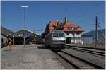 Die abgebügelte SNCF Sybic BB 26061 wurde von der SBB Re 6/6 11615 (Re 620 015-8) abgestossen und fährt nun in den SNCF Strombereich im westlichen Bahnhofskompf.