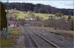 Im Gegensatz zum schmucken Bahnhofsgebäude von Gilley an der Bahnstrecke Besançon–Le Locle (-La-Chaux-de-Fonds) sind die Gleisanlagen auf das nötigste reduziert.