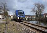 X 73755 bei der Ausfahrt aus Morteau mit dem hochwasserführenden Doubs.