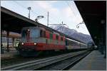 Die SBB Re 4/4 II 11109 wartet in Domodossla mit ihrem IR 3330 nach Brig auf die Abfahrt.