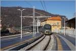 Porto Ceresio, und die Strecke dorthin wurden mit dem Bau bez. Anpassung Bahn von Mendrisio nach Varsse FMV) auch gleich vollständig restauriert und zeigt sich nun von ihrer schönsten Seite. Im Bahnhof stehen ETR 425 Triebzüge, bereit zur Fahrt nach Milano oder bei ihrer Wochenendruhe. Was das Bild nicht zeigt, ist dass Porto Ceresio auch direkt an den Schweizer öV angeschlossen ist: vor dem Bahnhof fährt fast stündlich ein Post-Bus nach Capolago und auf dem See kommen Schiffe von Lugano nach Ponte Tresa vorbei.
5. Jan. 2019