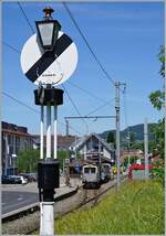 Der LLB (Leuk - Leukerbad Bahn 1915 - 1967) Triebwagen mit der phantasievollen Bezeichnung ABFe 2/4 N° 10 wartet im Blonay seinem Zug nach Chamby auf die Abfahrt, das Ausfahtsignal, eine die