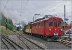 Der Bernina Bahn ABe 4/4 35 wartet mit einem recht kurzen Riviera-Belle-Epoque Zug in Blonay auf die Weiterfahrt nach Vevey.