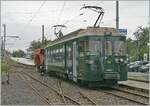 Autour de la voie ferrée / Rund um die eiserne Bahn (Herbstevent 2024) - Für den Kiestransport beschaffte die GFM im Jahre 1972 die beiden Treibwagen mit der Bezeichnung BDe 4/4 141 und 142. Die Triebwagen kamen mit Kieszügen mit einem Steuerwagen zum Einsatz. Später fuhren sie mit Pendelzügen im Regionalverkehr der GFM und TPF, jeweils in der damals aktuellen Farbgebung.  GFM Histoique  arbeitete ihren BDe 4/4 141 auf und zeigt ihn in der ursprünglichen Farbgebung. Durch die recht moderne Formgebung und die 1972 doch eher altgediente Farbgebung bietet der BDe 4/4 141 einen besonders kontrastreichen Reiz. Unter dem nun folgenden Link kann man sehen, wie sich der BDe 4/4 141 mit seinen Kieswagen wenige Jahre nach der Ablieferung zeigte: https://igschieneschweiz.startbilder.de/bild/schweiz~bahnhoefe~bulle/864431/triebwagen-141-der-einstigen-gruy232re-fribourg-morat-bahn.html
Das Bild zeigt den BDe 4/4 141 in Blonay, beim Abwarten eines Gegenzuges. 

7. September 2024