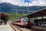 Der dreiteilige NPZ Domino RA12 der RegionAlps (ex SBB RBDe 4/4) hat am 25.05.2023 als Regio (St-Gingolph–St-Maurice –Martigny–Sion–Brig), Steuerwagen voraus, seinen