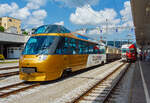 Der MOB 1.Klasse Panorama-Steuerwagen Ast 151 (ex Arst 151) steht am 28.05.2012 mit einem MOB Panoramic Express im Bahnhof Bulle (Kanton Freiburg).