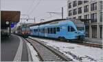 Während der gefällige TPF Flirt RABe 527 198  Groupe Grisoni  in Bulle endet, fährt der SBB RBDe 560 weiter; wobei sich Bahnhofsanzeige und die Anzeige am Zug nicht ganz einig sind