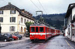 Ziemlich eng ging es auf dem Bahnhofsvorplatz in Glovelier zu: Im Sommer 1997 steht ein CJ-Zug nach La-Chaux-de Fonds, am Zugschluss BDe 4/4 I 603, zwischen dem Hotel de la Gare und dem Bahnhofsgebäude