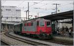 Am andern Ende des Zuges schiebt die Travys Re 4/4 II 503 (UIC 9185 4 420 503-5 CH-TVYS) den Zug etwas nach.