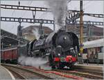 Die (ex) SNCF 141 R 568 der L'Association 141 R 568 verlässt mit dem stattlichen  Train Chasse  den Bahnhof von Lausanne; hier eine weitere Bildvariante mit einem mit eher ungefälligen,