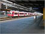 In Lausanne wartet die S 40 24633 bestehend aus zwei SBB Domino Zügen auf die Abfahrt nach Palézieux, wobei unschwer zu erkennen ist, dass der führend Domino aus den ex Travys ABt NPZ