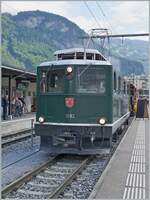 Die SBB Brünigbahn HGe 4/4 I N° 1992  Giswil wird auf Gleis zwei aus- bzw.
