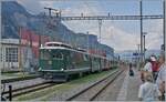 Der Extrazug wird in Meiringen auf Gleis vier von SBB HGe 4/4 I N° 1992  Giswil abgestellt.