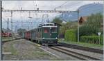 Die SBB HGe 4/4 I N° 1992  Giswil  hat mit ihrem Extrazug den Bahnhof von Meiringen erreicht und drückt nun ihren Extrazug zurück um ihn abzustellen.