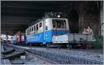 Der Beiwagen des Bhe 2/4 207 wird in Montreux mit Gepäckt für die Sportler verladen, im Hintergrund steht ein weiterer Zug zu diesem Zweck.