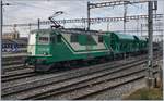 Die BAM Re 4/4 II (UIC 91 85 4420 506 8 CH MBC) manöveriert nun ihren leeren Zug aus Gland auf die frei geworden Rollbockgrube.