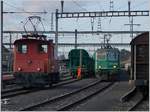 Der BAM MBC Te III 147 übernimmt den leeren Sieben-Wagen Zug, der zum Teil noch auf der Rollbockgrube steht.