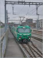 Die beiden BAM MBC Ge 4/4 22 und 21 stehen mit einem Kieszug in Morges. Recht aufw�ndig, aber umweltfreundlichen werden mit diesen Z�ge gr�sser Mengen Gestein und Kies von Apples nach Gland transportiert.

 4. M�rz 2024