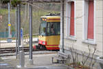 Eine Karlsruherin in Frankreich? Nein, mit 8 km knapp daneben ist auch daneben, wir sind in Orbe auf der letzten  Lokalbahn  mit Gleichstrom in der Schweiz. Und den Gleichstrom gibt es auch das nur noch eine Woche bis zum Fahrplanwechsel. Die Strassenbahn  Be 4/8 003  alias 94 800 450 003-9 D-TVYS wartet in Orbe auf die nächste Ausfahrt nach Chavornay, um die Fahrgäste von den S-Bahnen dort abzuholen. Dezember 2025.