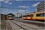 Links, angeschnitten, wartet in Orbe der  Karlsruher  Triebwagen Be 4/8 N� 3 (94800 450 003-9 D-TVYS) auf die Abfahrt nach Chavornay, w�hrend rechts im Bild der zweite Triebwagen Be 4/8 N� 4 im  Reservedienst  steht.

5. Juli 2025