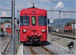 Der TRAQVY BDe 4/4 N° 1 steht im Dépôt von Yverdon, während rechts im Bild die Am 841 008-6 vorbeifährt.