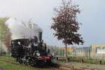 Museumbuurtsporweg MBS 7853 lauft am 23 Oktober 2016 um in Haaksbergen. In 1945 kauften die Niederländische Staatseisenbahnen zwei ex-JS, ex-SBB Tigerli (8438 und 8439). In 1948 wurden die beide Dampfloks ausgemüstert. In 1910 wurde ein Tigerli für Alusuisse gebaut und in 1996 von die MBS gekauft. Weil es kein Originallok war wurde die jetzt Niederländische Tigerli (auch Navizence genannt) als 7853 eingereiht und ist heute betriebsfähig, wie sie hier in Haaksbergen unter Beweis stellte.