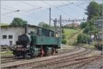 Die noch aus der Privatbahnzeit stammende SCB C 4 196 tr�gt die UIC Nummer 90 85 00 07696-7 und rangiert in Sumiswald Gr�nen. Doch erstmal der Reihe nach: Ein knapper Lokbestand und zunehmender Verkehr bewogen die Schweizer Centralbahn (S-C-B) zur Anschaffung neuer G�terzuglokomotiven. Enge Kurve sprachen gegen eine Lok mit der Achsfolge D, so griff die S-C-B auf das 1884 vom Genfer Ingenieur Anatoile Mallet entwickelten  Mallet  System zur�ck. Von der Konstruktion her ist die Lok an die Gotthardbahn Ed 2x 3/3 151 (Baujahr 1890) angelehnt, was dazu f�hrte, dass dieselben Schwachpunkte auch bei der S-C-B in die Konstruktion der Lok Eingang fanden, wie insbesondere die Anf�lligkeit des Schleuderns. Gebaut wurden die Dampflokomotiven C 4 N� 181 - 186 im Jahre 1891 von J.A. Maffei, M�nchen. Zwei Jahre sp�ter bestellte die S-C-B zehn weitere C 4 nach, die einige �nderungen aufwiesen, welche der Lok zwar mehr Leistung gaben. So wurde unter anderem der Dampfdruck von nur 12 At� auf 14 At� erh�ht, der Raddurchmesser von 1280 mm auf 1200 verkleinert und die Vorratsr�ume f�r die Betriebsmittel verger�sser. Obwohl das Gesamtgewicht um 2 Tonnen sank, erh�hte sich die Leisutng um gut 700 PS. Damit verst�rkte sich aber  das alte Problem des Schleuderns weiter. 
Als 1902 die S-C-B verstaatlicht wurden, �bernahm die SBB die 16 Lok und fasste sie in der  Gruppe 67  zusammen. Ich vermute die Gruppenbezeichnung war eine Art Baureihenbezeichnung; schien sich jedoch nicht durchzusetzen, denn die S-C-B C4 196 wurde fortan als Ed 2x 2/2 7696 gef�hrt. Mit der Inbetriebnahme der NBS am Hauenstein verloren die Ed 2x 2/2 ihr Aufgabengebiet und wurden bis auf die Ed 2x 2/2 7687, 7690, 7693 und 7696 ausrangiert. Die vier erw�hnten kamen auf der BPr Strecke Le Pont - Le Brassus zum Einsatz. Die hier zu sehende Ed 2x 2/2 7696 wurde sogar 1918 nach Bayern vermietet, wo sie auf der Spessartstrecke zum Einsatz kam. 1938 endete der Einsatz im Vall�e de Joux; die Ed 2x 2/2 7696 wurde in Villeneuve remisiert, kam nach einer Aufarbeitung zum 100 Jubil�um der Alten Hauensteinstrecke nochmals in ihre alte Heimat und dann ins Verkehrshaus, bis sie 1974 (SBB Biel/Bienne) und 1992-1993 OeBB Balsthal) aufgearbeitet und von der schliesslich von der OeBB wieder in den betriebsf�higen Auslieferungszustand zur�ckversetzt wurde. Heute geh�rt die Lok zur SBB Historic und wird von der OeBB betrieben. Wie eingangs erw�hnt, besitzt diese herrliche Lok aus der Privatbahnzeit heute sogar eine UIC Nummer. Infoquellen: OeBB, SBB Historic und Alfred Moser (Dampfbetrieb der Schweizer Eisenbahnen 1847 - 1966) 14. Juni 2025