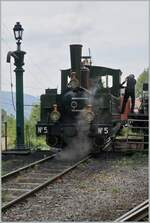 Die LEB G 3/3 N° 5 (Baujahr 1890) der Blonay Chamby Bahn wird der Lokwartung in Chaulin für ihre Fahrt nach Blonay vorbereitet.