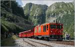 Die MGB Gm 4/4 61 rangiert in Gletsch ihren Zug auf ein Abstellgleis.