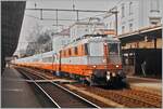Märklin Schachtel zum Zweiten: Als ich damals im Herbst 1984 mit meiner altern aber präzisen Retina II c Kamera auf den Auslöser drückte, hätte ich nicht zu wagen geglaubt, dass dieser kurze Knopfdruck Jahre später den Märklin Neuheiten Prospekt 2025 zur Einführung zum Jubiläum  50 Jahre Swiss Express  schmücken wird! 

Angeboten wird, wie passend, die R 4/4 II 11141; wie man sieht Märklin holt in Sachen BoBo mächtig auf.  

Swiss-Express: Die SBB Re 4/4 II 11113 mit dem IC 121 von Genève nach St. Gallen bei der Durchfahrt in Aarau. Auffällig: die damals bei den Swiss-Express Zügen verwendete automaische Kupplung an der Lok; auch heute noch verkehren die EW III Wagen untereinander mit dieser Kupplung, wobei die Endwagen normale Zug- und Stossvorrichtungen erhalten haben. 

Dies bereits gezeigte Bild habe ich farblich etwas bearbeitet. 
30. Sept. 1984