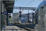 Ausgelöst habe ich für die SBB Re 4/4 II 11257 (Re 420 5257-8) welche den Bahnhof von Genève La Praille erreicht, doch das Bild zeigt ein weiteres Detail: dem links in Bild fahrende LEX RABe 522 220 als RL7 nach Vernier wird signalisiert, dass die Fahrt unter 25000 Volt Hz 50 erfolgt. In der Tat wechselt ein Zug der RL7 auf der kaum 10 km kurzen Fahrt von Annemasse nach Genève Aéroport oft den Strom: Annemasse wird unter 25 kv verlassen, dann gleich nach der Ausfahrt, folgt der 15 kv Abschnitt bis Lancy Pont Rouge, um dann bis zur Abzweigung Chatelaine wieder mit 25 kv versorgt zu werden. Das letzte kurze Stück ist dann wieder mit 15 kv elektrifiziert. Fährt der Zug nach Vernier, entfällt der letzte Stromwechsel, die Strecke Genève - La Plaine wurde 2014 für den Leman Express von Gleich auf Wechselstrom (25 kv) umgerüstet. 16. April 2026