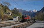 Die SBB Re 420 327-9 und eine Re 6/6 erreichen mit einem Güterzug Richtung Norden den Bahnhof Lalden.