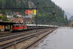Gezogen von einer SBB Re 8/8 (Doppeltraktion der Re 4/4 11194 und Re 4/4 11156) erreicht der VSOE - Venice Simplon-Orient-Express von Amsterdam über Brüssel und Paris nach Venedig am