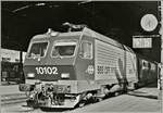 Die SBB Re 4/4 IV 10102 mit einem internationalen Schnellzug (wahrscheinliche Milano - Genève), wie am Gepäckwagen hinter der Lok zu erkennen ist beim Halt in Lausanne.