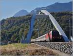 Fast 23 Meter �ber die Gleise w�lben sich die beiden B�gen der SBB Br�cke  Massongex , die zwischen Bex und St-Maurice �ber die Rhone f�hrt.