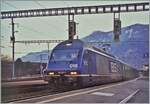 Die BLS Re 465 015-6 mit einem Schnellzug in Richtung Lausanne beim Halt in Martigny.